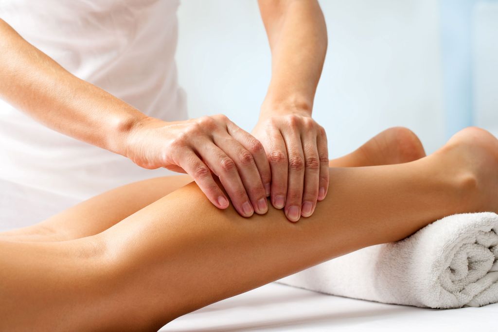 44607445 – detail of hands massaging human calf muscle.therapist applying pressure on female leg. Licencia Actividad Centro Fisioterapia